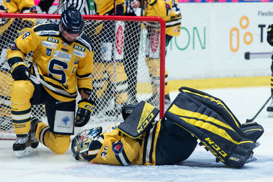 Södertäljes Nicklas Grossmann och målvakt George