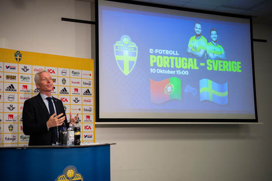 Håkan Sjöstrand presenterar en landskamp i E-fotboll