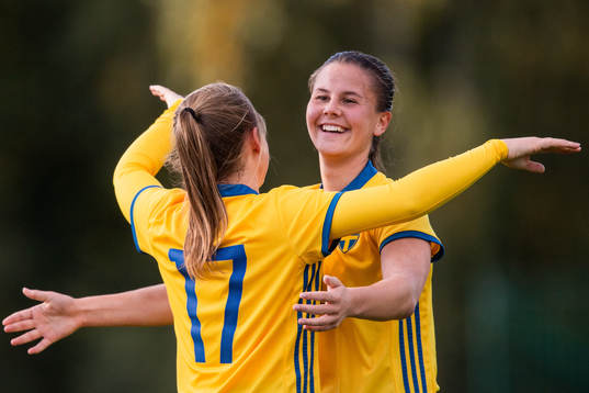 Sveriges Cornelia Kapocs och Josefin Harrysson jublar