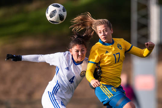 Sveriges Cornelia Kapocs och Kazakstans Aisha Sadykova i en