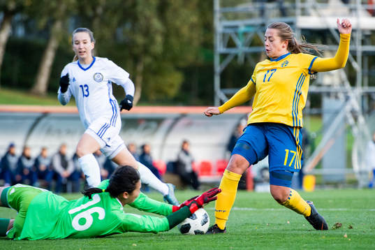 Sveriges Cornelia Kapocs och Kazakstans målvakt Angelina