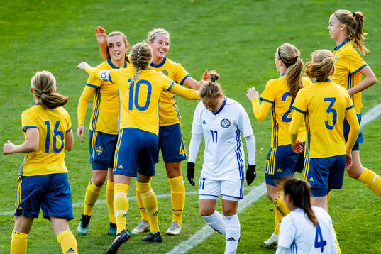 Sveriges Saga Jontoft jublar med lagkamrater