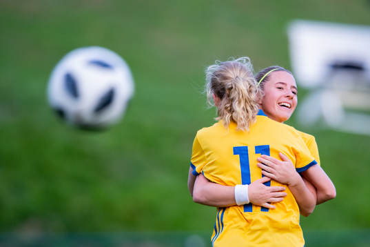 Sveriges Clara Härdling kramar om Wilma Ljung Klingwall