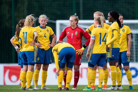 Sveriges spelare med Saga Jontoft och målvakt Moa Edrud (m)