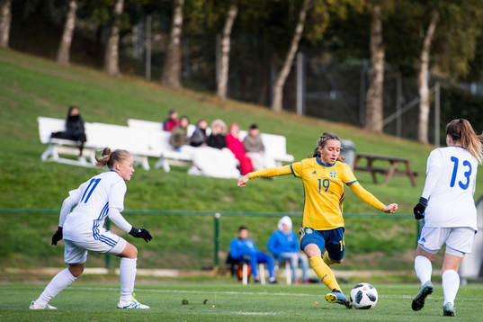 Sveriges Tilde Lindwall laddar för skott