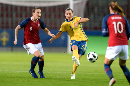 Norges Isabell Herlovsen och Sveriges Linda Sembrant