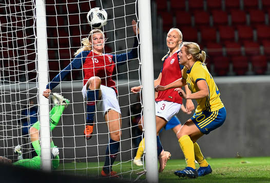 Sveriges Sofia Jakobsson (ej i bild) gör 2-0 bakom