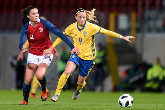Norges Ingrid Syrstad Engen och Sveriges Kosovare Asllani