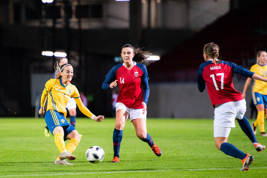 Sveriges Kosovare Asllani mot Norges Ingrid Syrstad Engen