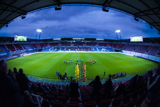 Sveriges och Norges spelare gör entré