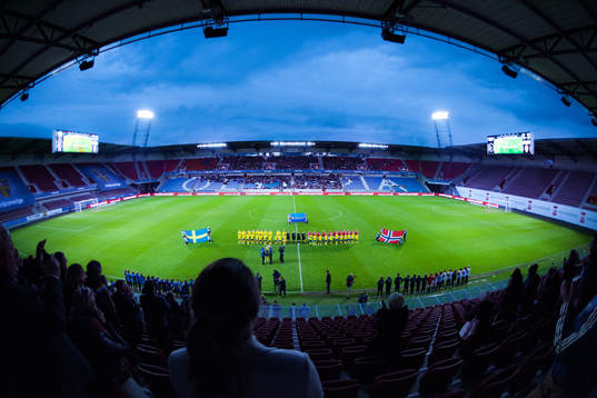 Sveriges och Norges spelare gör entré