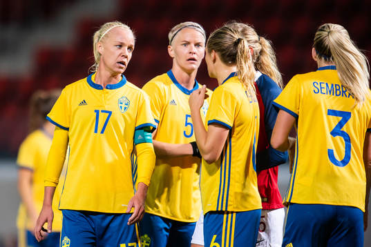Sveriges Caroline Seger i diskussion med Magdalena Eriksson