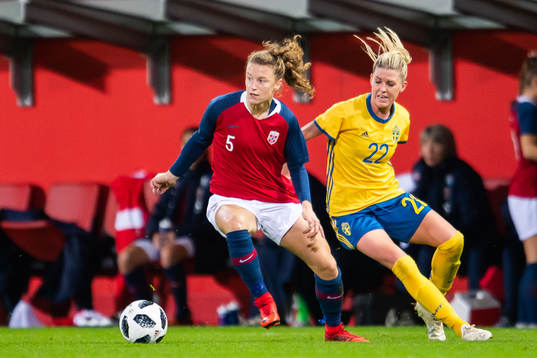 Sveriges Olivia Schough jagar Norges Synne Skinnes Hansen