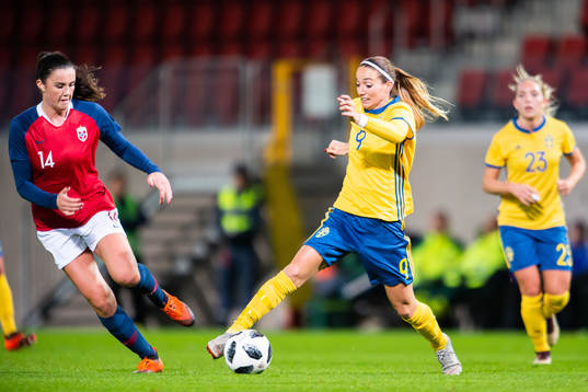 Sveriges Kosovare Asllani och Norges Ingrid Syrstad Engen