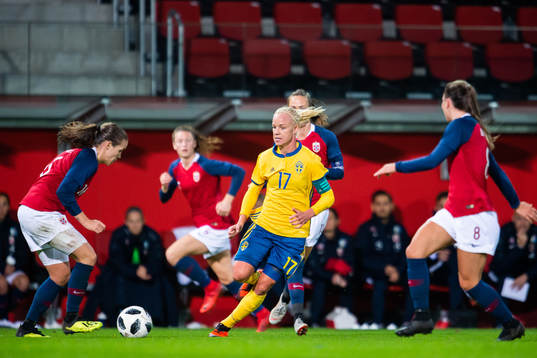 Sveriges Caroline Seger jagar boll