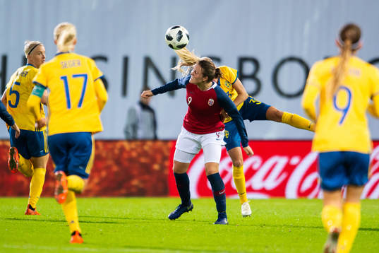 Norges Isabell Herlovsen nickar