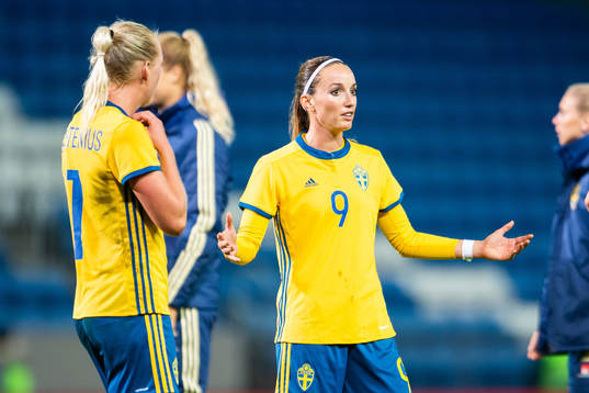 Sveriges Kosovare Asllani agerar