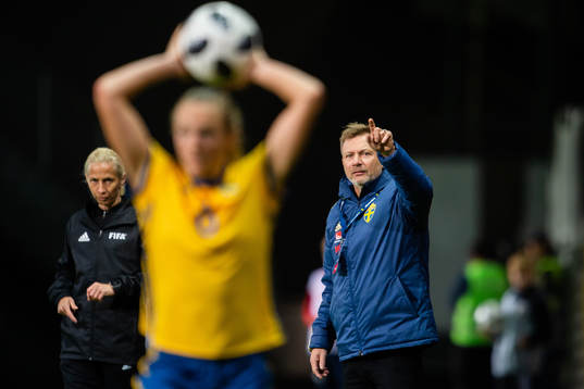 Sveriges  förbundskapten Peter Gerhardsson visar vägen