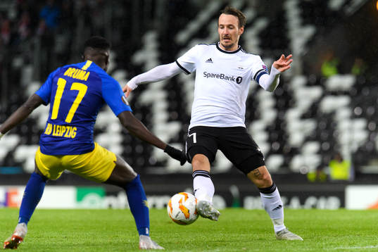 Bruma of RB Leipzig and Mike Jensen of Rosenborg