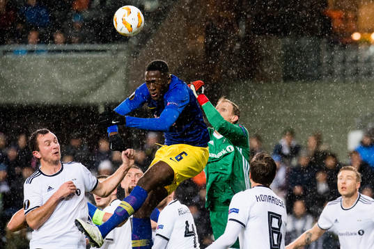Ibrahima Konaté of RB Leipzig and goalkeeper André Hansen