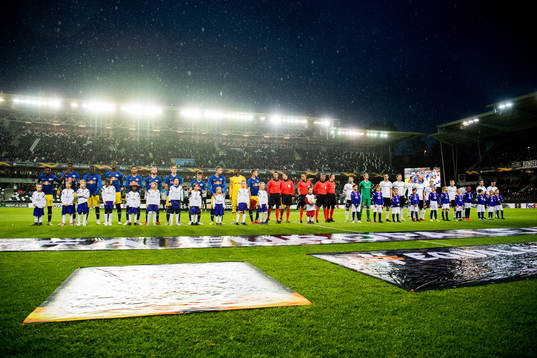 The players line up