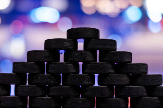 Puckar före ishockeymatchen i SHL mellan Växjö och