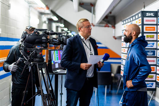Växjös Daniel Rahimi blir intervjuad av Cmore kommentator