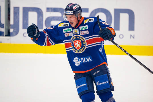 Växjös Joel Persson jublar