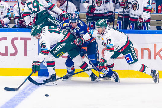 Växjös Filip Cederqvist mellan Frölundas Anders
