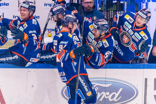 Växjös Joel Persson jublar