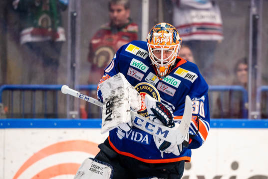 Växjös målvakt Viktor Fasth jublar