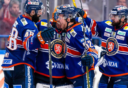 Växjös Arvid Lundberg jublar med Växjös målvakt Viktor