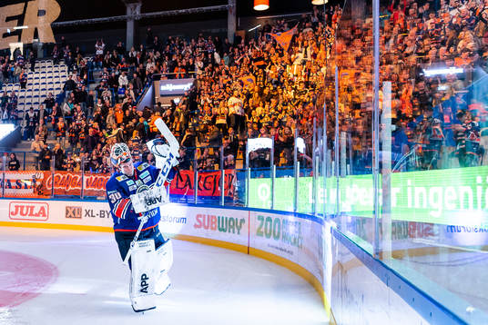 Växjös målvakt Viktor Fasth jublar framför fansen