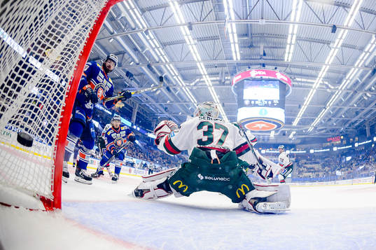 Växjös Joel Persson (ej i bild) skjuter pucken i mål