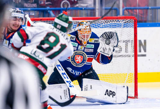 Växjös målvakt Viktor Fasth plockar ett skott från