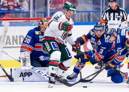 Frölundas Max Friberg och Växjös Oliver Bohm framför