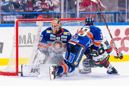Frölundas Jonathan Sigalet faller in i Växjös målvakt