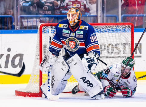 Frölundas Jonathan Sigalet i Växjös målbur bakom