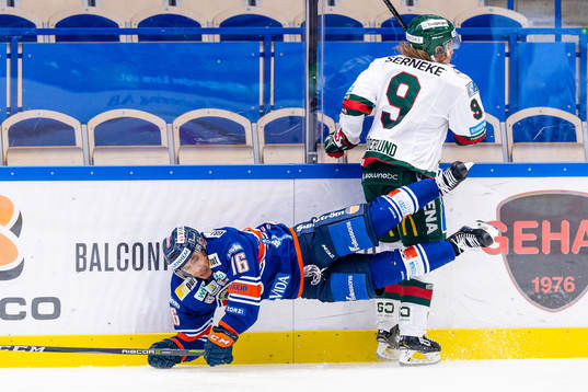 Växjös Austin Ortega faller