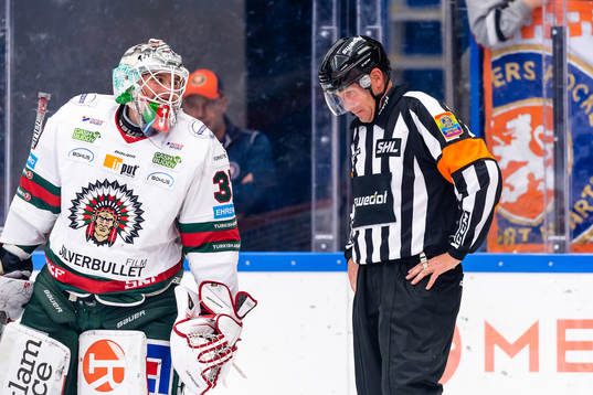 Frölundas målvakt Johan Gustafsson pratar med Domare