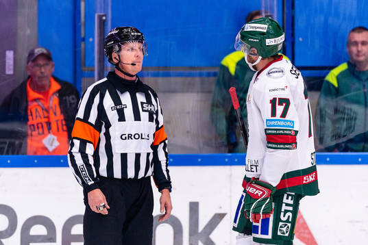 Frölundas Sebastian Stålberg pratar med Domare Daniel