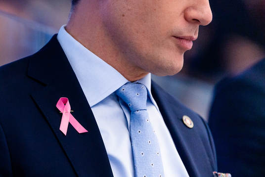 Växjös tränare Sam Hallam med en Rosa bandet pin