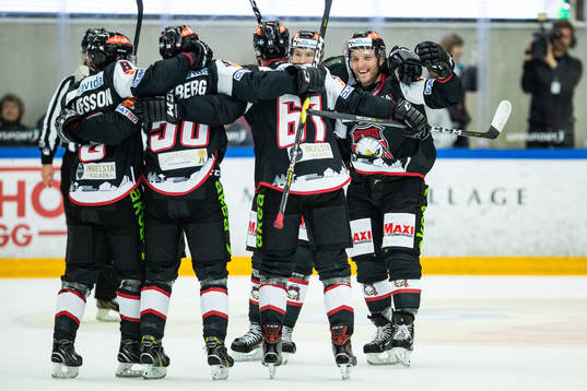 Malmö Redhawks Frederik Storm jublar med lagkamrater
