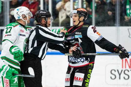 Malmö Redhawks Henrik Hetta blir tillsagd av domaren