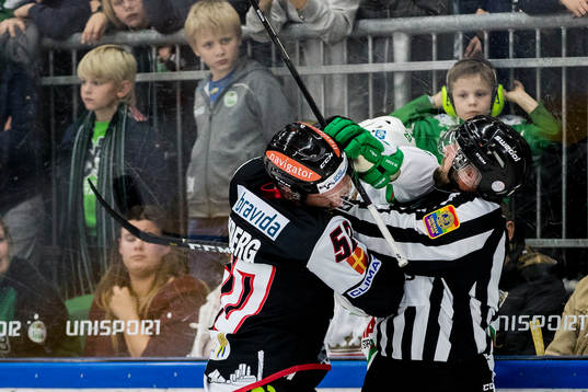 Malmö Redhawks Tobias Ekberg och Rögles Matt Anderson i