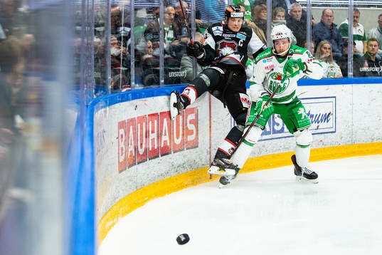 Malmö Redhawks Fredrik Händemark och Rögles Linus Sandin