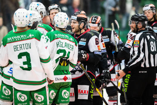 Malmö Redhawks och Rögles spelare bråkar eft3er