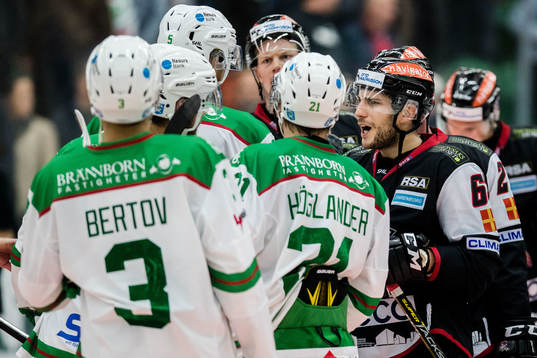 Malmö Redhawks Konstantin Komarek i diskussion med Rögles