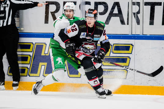 Rögles Kodie Curran och Malmö Redhawks Lars Bryggman