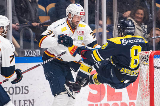 s Nils Andersson i kamp om pucken
